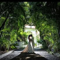 Cortejo de boda en jardín