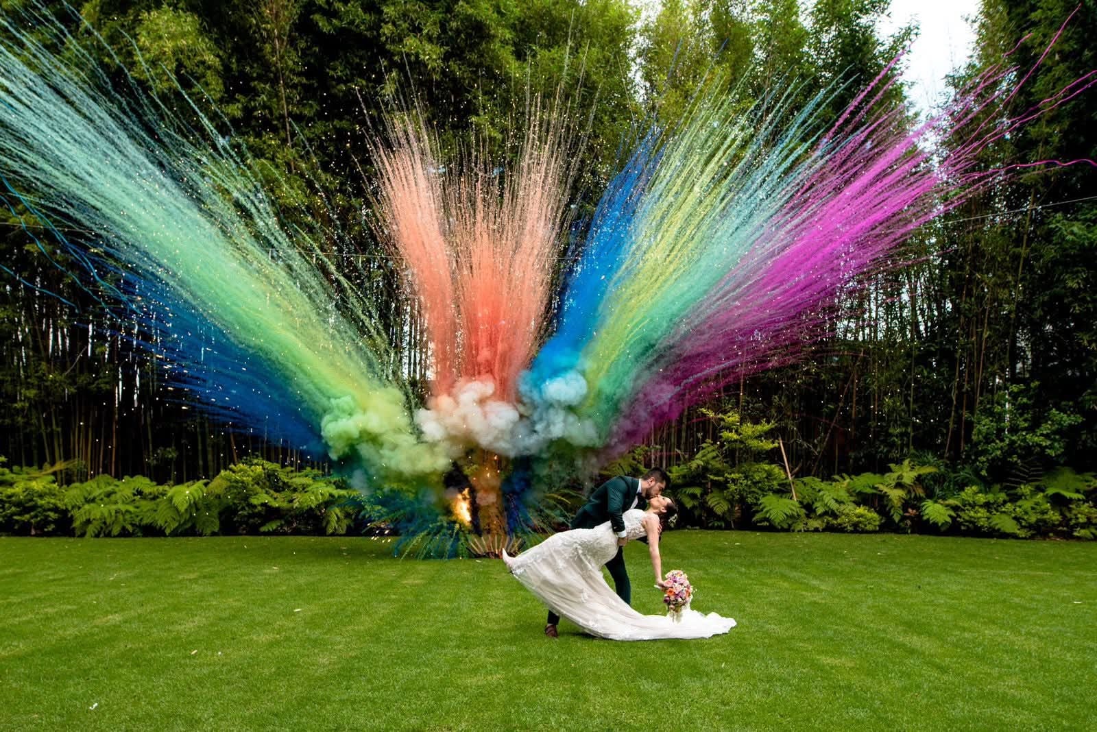 Novios durante un momento espectacular en una boda diseñada por Michelle García